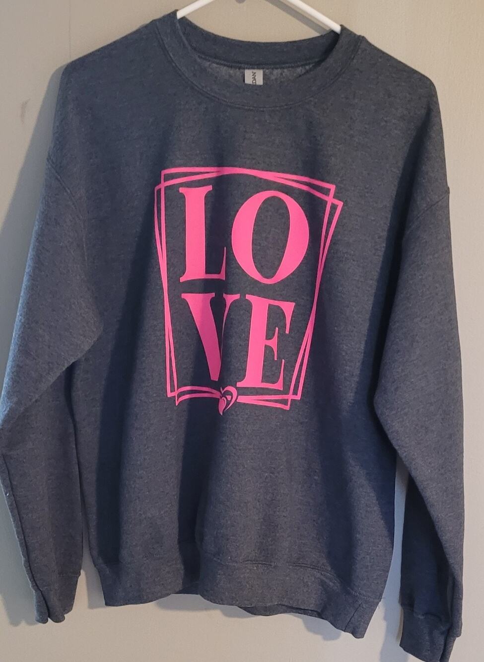 Women's long-sleeved sweater black graphic LOVE print size medium by Gildan